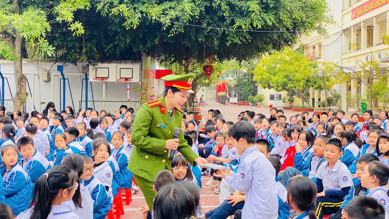 Công an phường Hồng Bàng đẩy mạnh tuyên truyền pháp luật tại các trường học